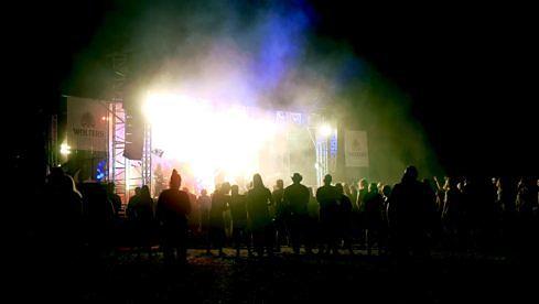 Endseeker heizen am Samstagabend dem Publikum ein.