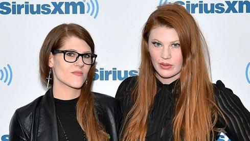 Kittie Frontfrau Morgan Lander (l.) mit ihrer Schwester Mercedes 2018 in New York City