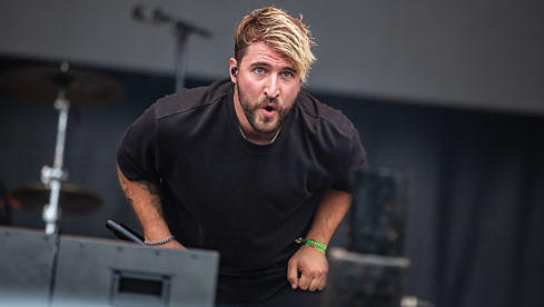 Electric Callboy-Frontmann NIco Sallach beim Summer Breeze 2022