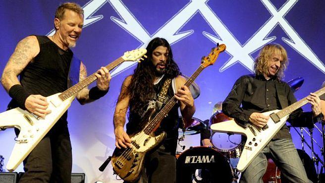 Brian Tatler (r.) mit James Hetfield und Robert Trujillo bei einer der Shows zum 30. Metallica-Jubiläum 2011 in San Francisco