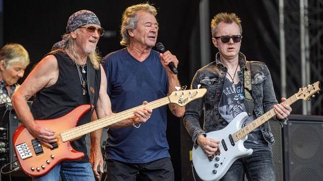 Don Airey (l.), Roger Glover (2.v.l.) und Ian Gillan mit dem neuen Deep Purple-Mitglied Simon McBride