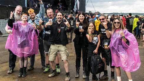 Verregneter Saisonabschluss in Dinkelsbühl: 
Team METAL HAMMER beim Summer Breeze