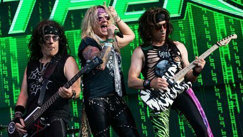 Joe "Spyder" Lester, Michael Starr und Satchel (v.l.) mit Steel Panther am 18. Juni 2022 beim Hellfest Open Air in Clisson