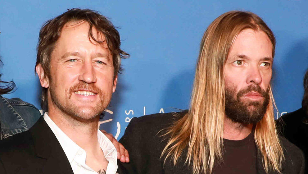 Foo Fighters-Gitarrist Chris Shiflett (l.) kann keine Verschwörungstheorien über Taylor Hawkins mehr hören