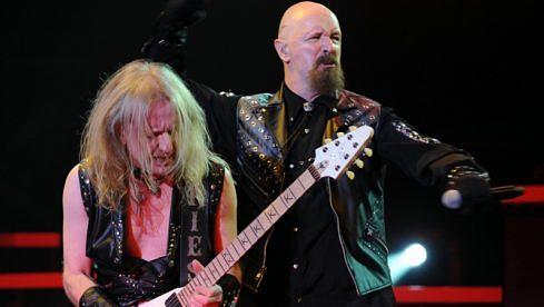 K.K. Downing (l.) mit Judas Priest-Sänger Rob Halford in der Londoner Wembley Arena (21.02.2009)