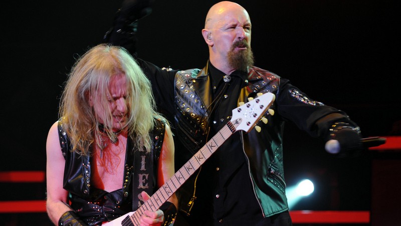 K.K. Downing (l.) mit Judas Priest-Sänger Rob Halford in der Londoner Wembley Arena (21.02.2009)