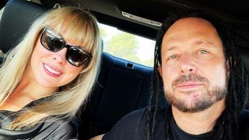 John Moyer von Disturbed und seine Freundin Brandi Nicole Hester haben sich trauen lassen
