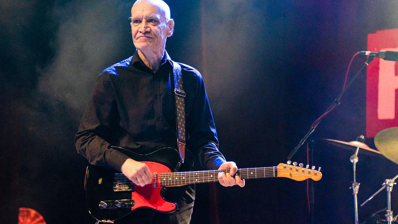 Dr. Feelgood-Gitarrist Wilko Johnson während eines Konzerts im O2 Shepherd's Bush Empire am 18. Oktober 2022 in London