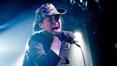 Warrel Dane live mit Nevermore im Élysée Montmartre in Paris am 28. Februar 2011.