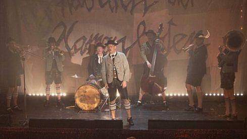 LaBrassBanda (hier am Set von ‘Babylon Berlin’, wo sie einen Gastauftritt hatten) haben ein bisschen Blasmusik für Rammstein aufgenommen