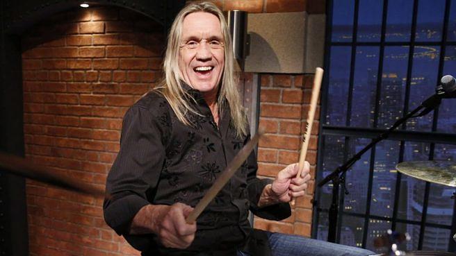 Iron Maiden-Drummer Nicko McBrain 2017 in der Late Night Show von Seth Meyers