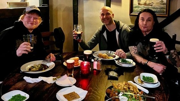 Ed Sheeran (l.) und Dani Filth (r.) mit Produzent Scott Atkins beim Mittagessen