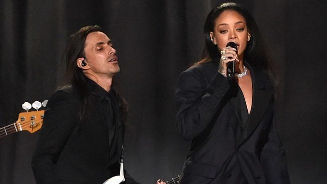 Nuno Bettencourt mit Rihanna — hier nicht beim Super Bowl, sondern bei den Grammy Awards 2015 in Los Angeles