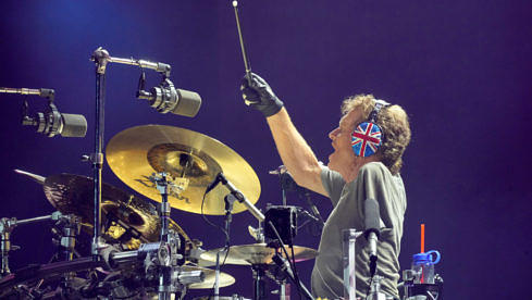 Rick Allen mit Def Leppard im Truist Park in Atlanta, Georgia, am 16. Juni 2022.