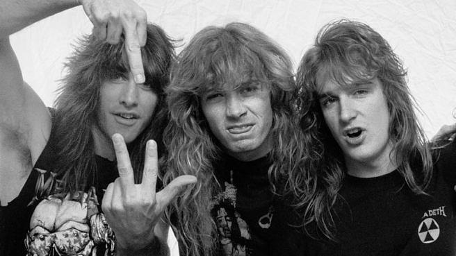 Die Kings Of Thrash-Gründer Jeff Young (l.) und David Ellefson (r.) mit Dave Mustaine bei einer Megadeth-Foto-Session 1988 in Chicago