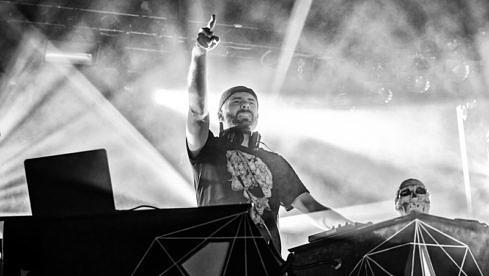 Igorrr-Mastermind Gautier Serre mahnt vor einer gefährlichen Entwicklung beim Verkauf von Merch