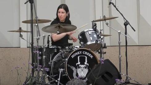 Honey Creek-Trommlerin Joan Massing bearbeitet jetzt bei Thundermother die Felle