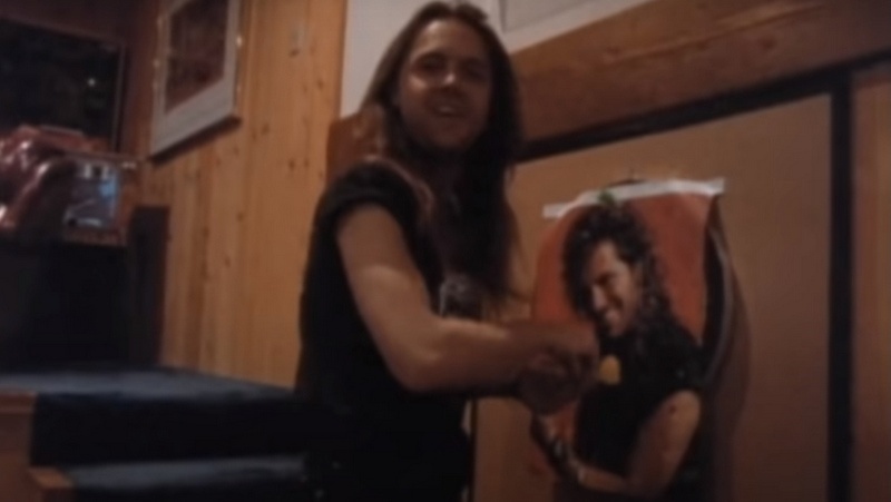 Metallica-Drummer Lars Ulrich machte sich einen Dart-Spaß mit einem Kip Winger-Poster