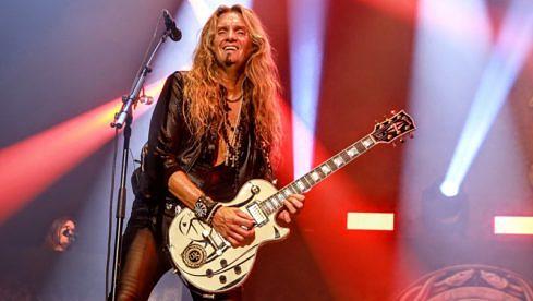 Whitesnake-Gitarrist Joel Hoekstra (hier mit Whitesnake am 19. Juni 2022 im Münchner Zenith) hilft bei Accept aus