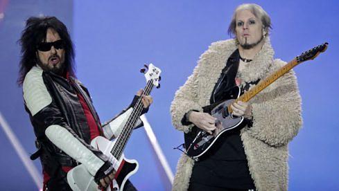 Nikki Sixx (l.) und John 5 während der Mötley Crüe-Show am 25. Februar 2023 in Bogota