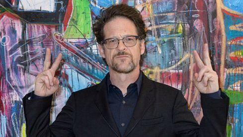 Der einstige Metallica-Bassist Jason Newsted vor einem seiner Gemälde 2018 Miami Beach