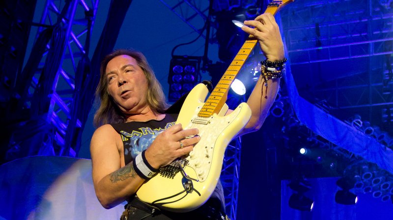 Dave Murray mit Iron Maiden 2012 im kanadischen Sarnia