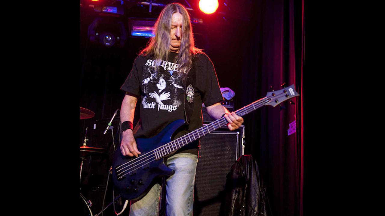 Mark Adams mit Saint Vitus 2013 in der O2 Academy in Birmingham