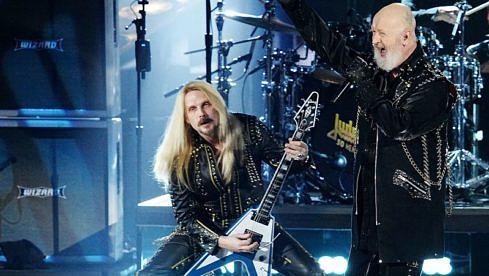 Richie Faulkner und Rob Halford bei der Einführung von Judas Priest in die Rock & Roll Hall Of Fame 2022