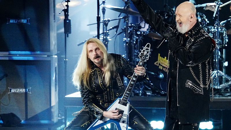 Richie Faulkner und Rob Halford bei der Einführung von Judas Priest in die Rock & Roll Hall Of Fame 2022