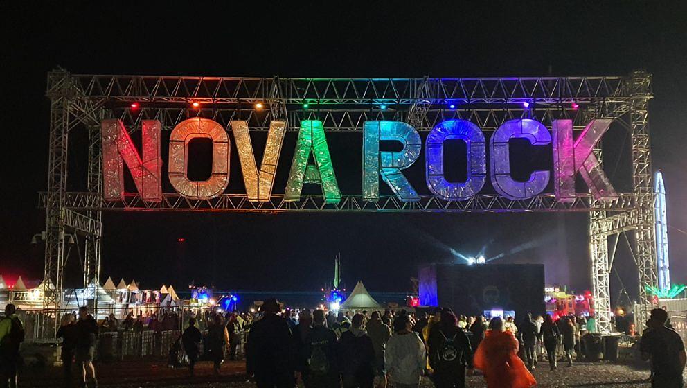 Das Eingangstor bei Nacht. Nova Rock, 2023.