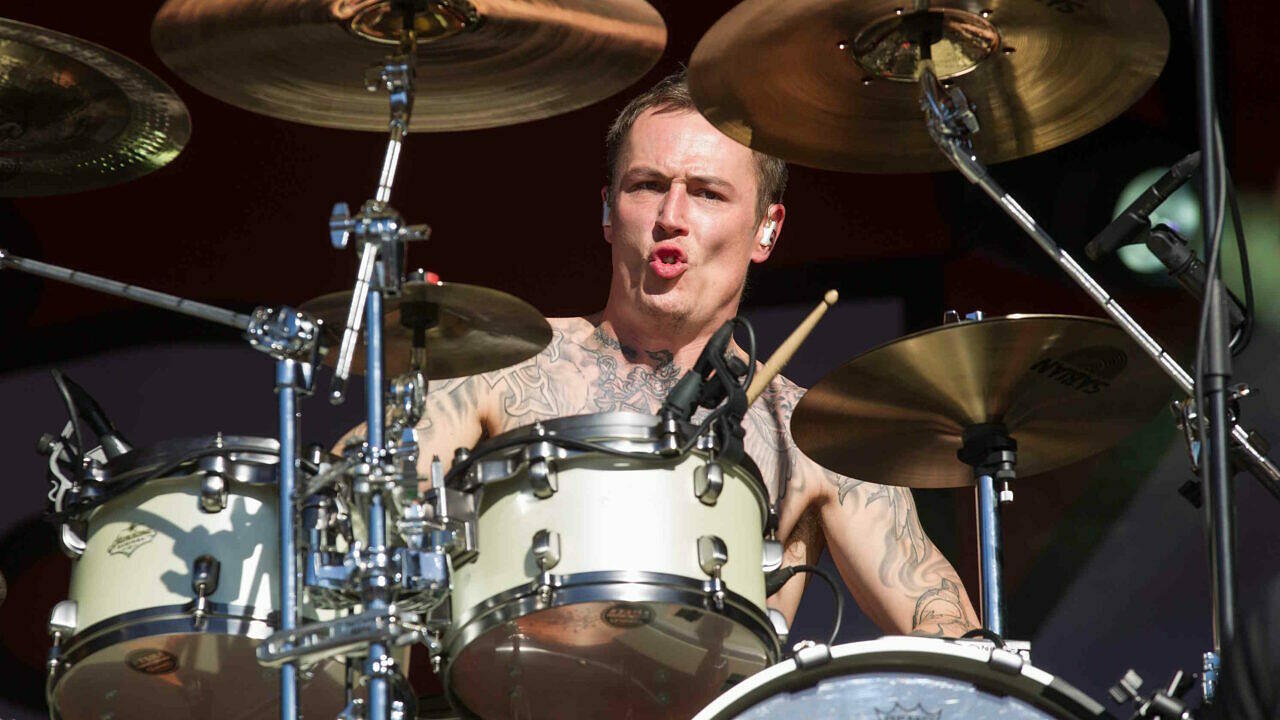 Asking Alexandria-Drummer James Cassells hat sich den Fuß lädiert