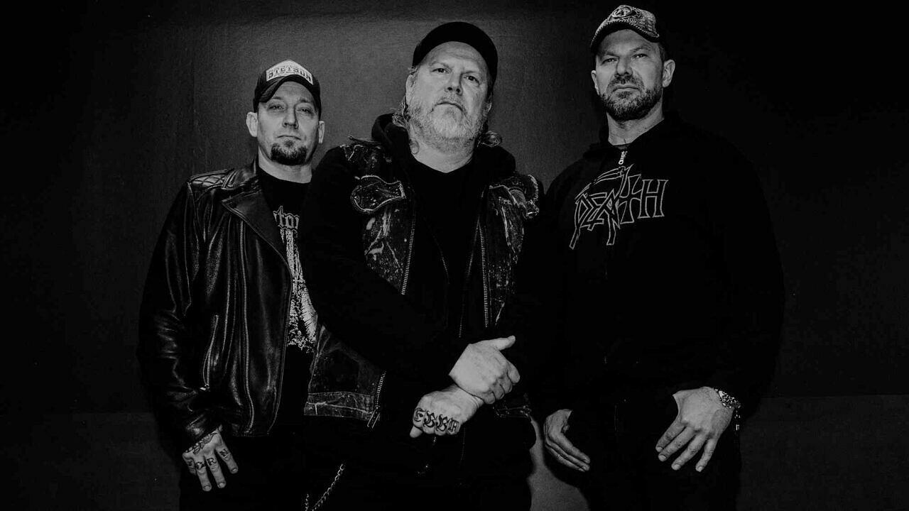 Volbeat-Frontmann Michael Poulsen (l.) hat Marc Grewe (M.) und Morten Toft Hansen (r.) für Asinhell rekrutiert