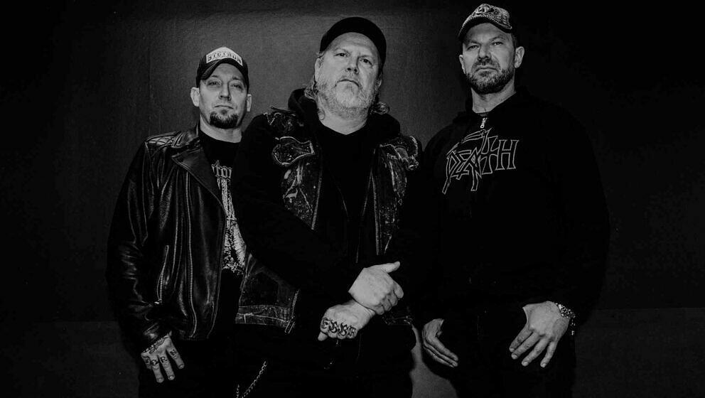 Volbeat-Frontmann Michael Poulsen (l.) hat Marc Grewe (M.) und Morten Toft Hansen (r.) für Asinhell rekrutiert
