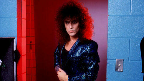 Juan Croucier von Ratt posiert während der "Dancing Undercover Tour" am 9. January 1987 in der Joe Louis Arena in Detroit...