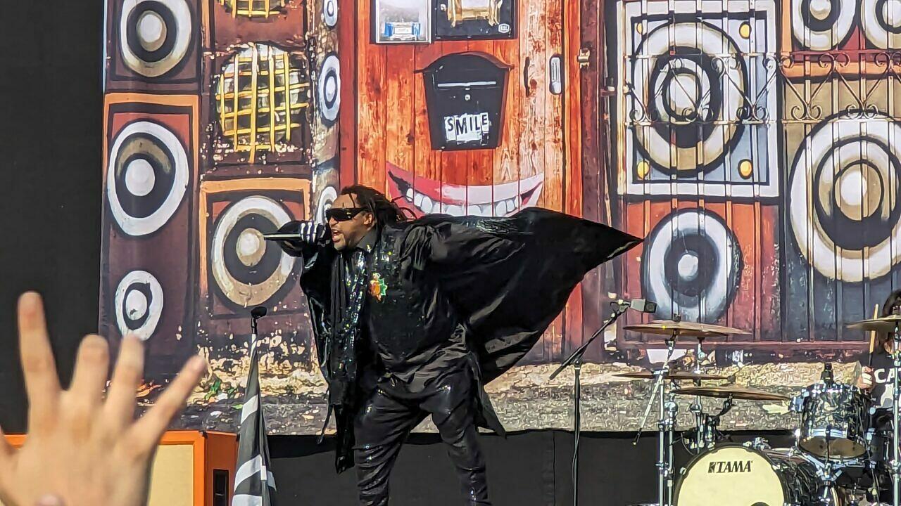 Skindred: Benji Webbe heizt die Masse ein.