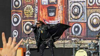 Skindred: Benji Webbe heizt die Masse ein.