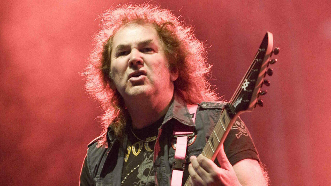 Ex-Saxon-Gitarrist Graham Oliver beim einem Auftritt auf dem Bulldog Bash Festival 2009 im englischen Long Marston