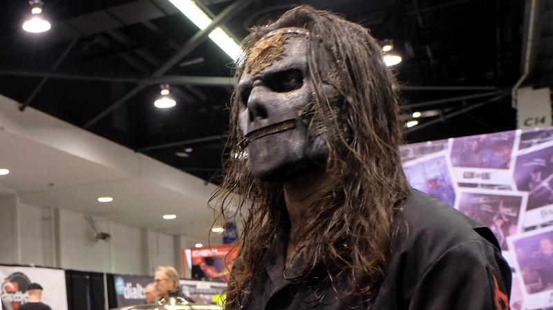 Ex-Slipknot-Schlagzeuger Jay Weinberg 2019 auf der Musikmesse NAMM in Anaheim