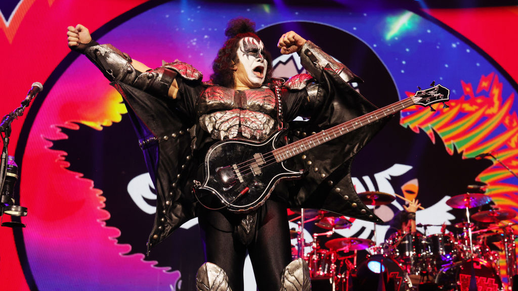 Kiss-Gene-Simmons-isst-am-liebsten-Kuchen