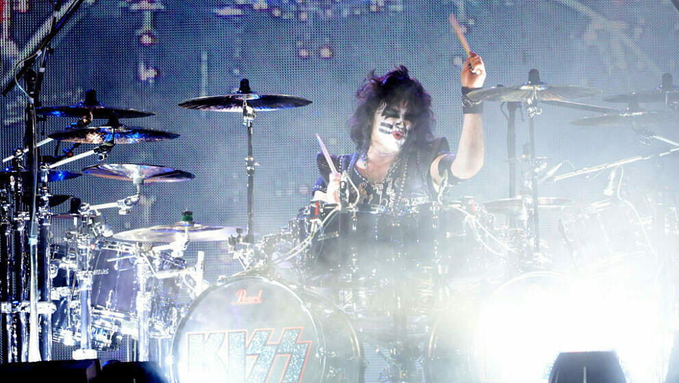 NEW YORK, NEW YORK - DECEMBER 02:  Eric Singer of KISS performs during the final show of KISS: End of the Road World Tour at 