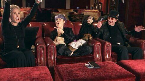 Kelly Osbourne mit ihren Eltern Sharon und Ozzy beim Fernsehen