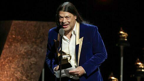 Metallica-Bassist Robert Trujillo nimmt bei den Grammy Awards 2024 die Auszeichnung für "Best Metal Performance" entgegen