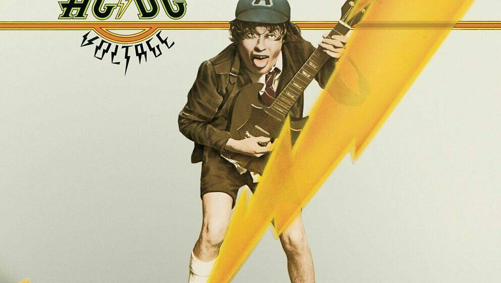 1976: AC/DC erobern mit ersten Shows das United Kingdom. Die internationale Version von HIGH VOLTAGE erscheint. Der Drittl...