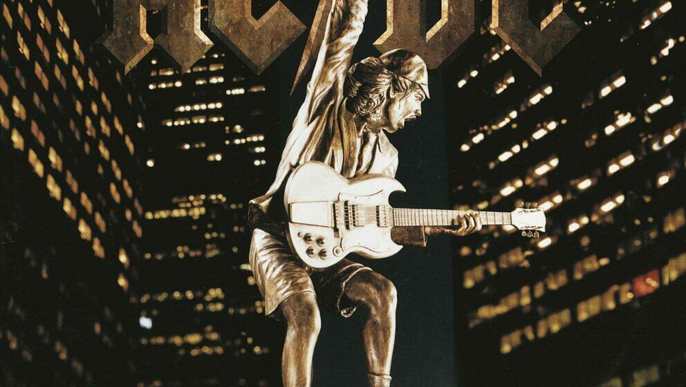 2000: STIFF UPPER LIP erscheint.