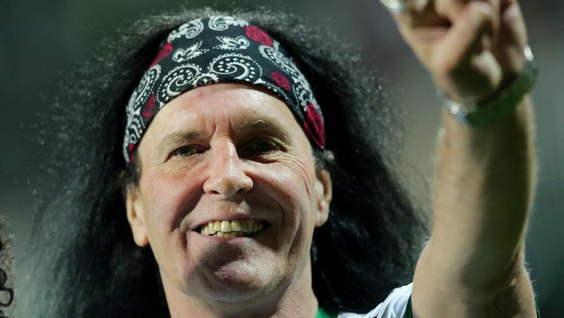 1973: Erster gemeinsamer Auftritt der Brüder Young unter dem Namen AC/DC mit Sänger Dave Evans. (Photo von 2014)