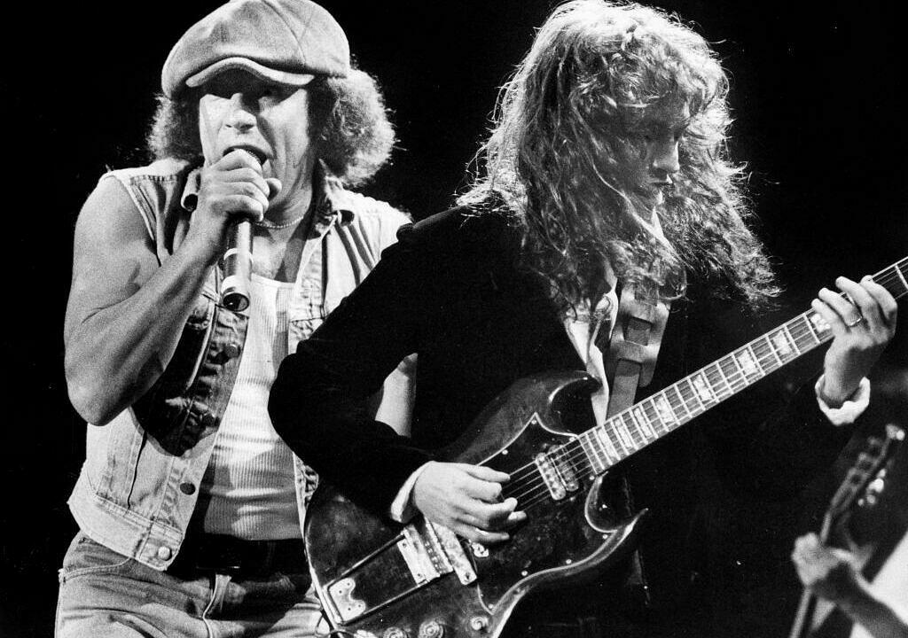 Brian Johnson und Angus Young mit AC/DC live im Worcester Centrum in Worcester, Massachusetts, am 6. September 1985