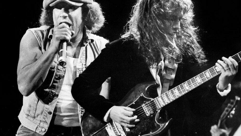 Brian Johnson und Angus Young mit AC/DC live im Worcester Centrum in Worcester, Massachusetts, am 6. September 1985