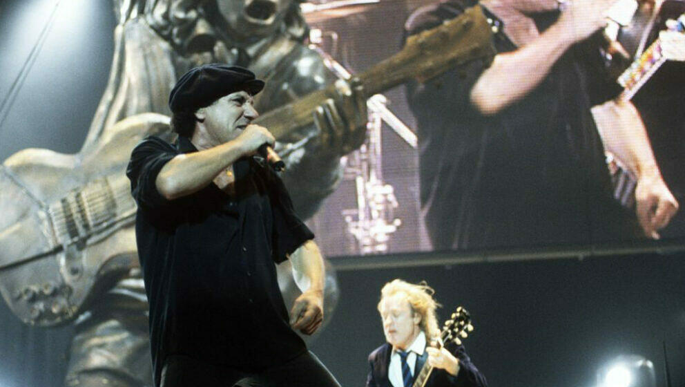 Brian Johnson und Angus Young mit AC/DC live in der San Jose Arena am 19. September 2000 in San Jose, Kalifornien
