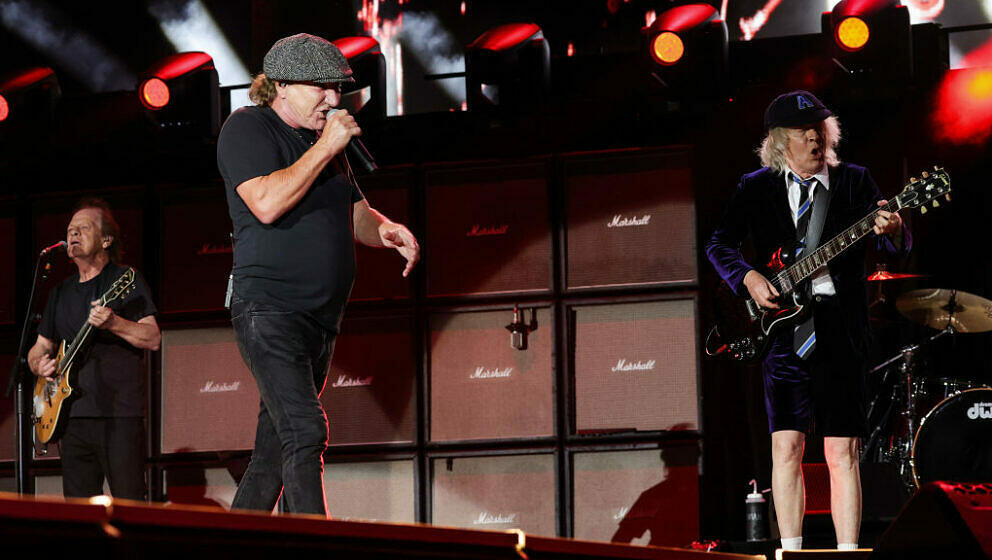 Stevie Young, Brian Johnson und Angus Young mit AC/DC live beim Power Trip Festival im Empire Polo Club am 7. Oktober 2023...
