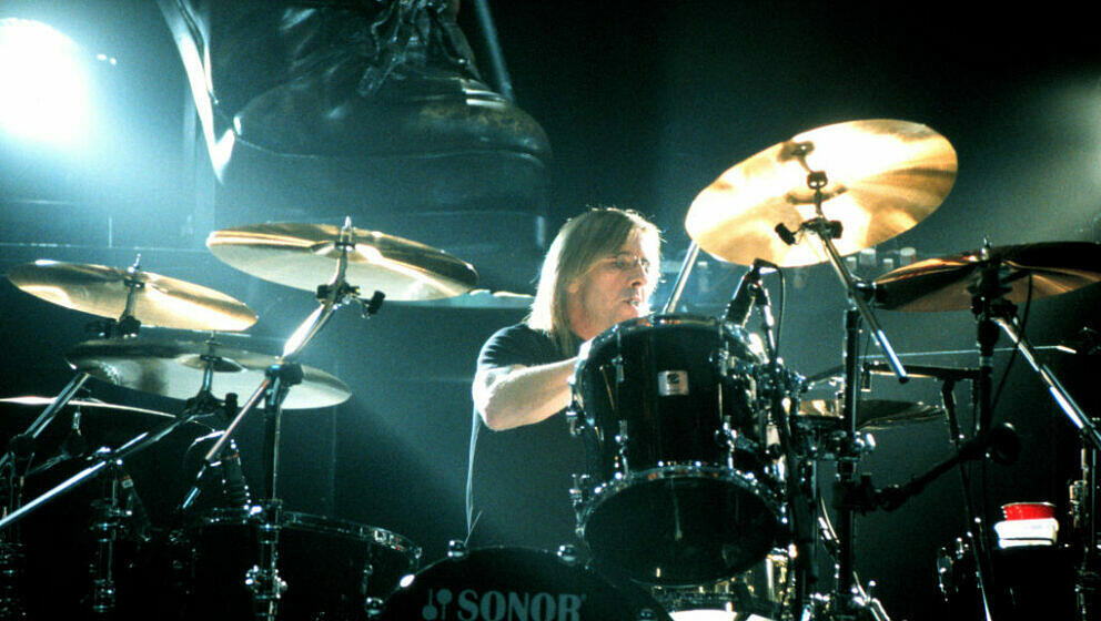 Phil Rudd mit AC/DC live in der San Jose Arena in San Jose, Kalifornien am 19. September 2000.